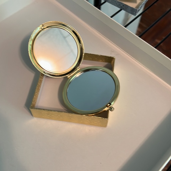 “Allison” Makeup Mirror - Picture 2 of 3